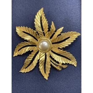 Vintage Gold Tone White Pearl Flower Brooch Pin Leaf Starburst Costume Jewelry
